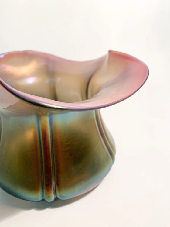 Vaso in vetro iridescente Loetz con apertura a forma di fiore, anni '40 – Vasi (photo 3 of 9)