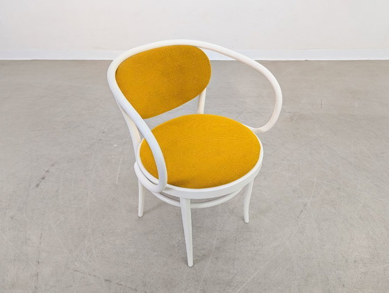 Image 1 of Set van 7 Thonet stoelen 210 P gebogen hout jaren 60 geel designklassieker