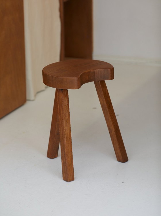 Image 1 of Vintage brutalistische driepootkruk van massief beukenhout, circa 1960.