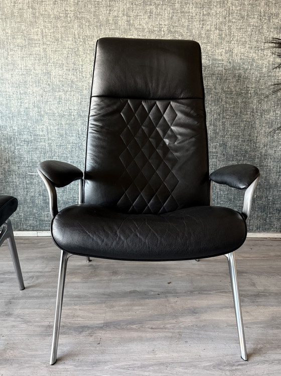 Image 1 of Poltrona lounge James Stressless con poggiapiedi in pelle nera e alluminio