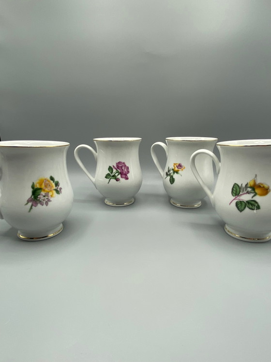 4 tasses en porcelaine anglaise – Décor de roses jaunes et mauves – Bordure dorée – Objets déco (photo 4 of 5)