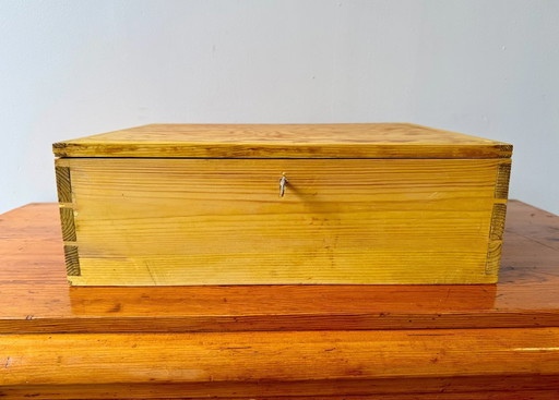 Caja de madera vintage con llave
