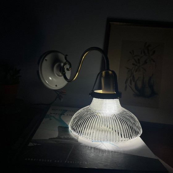 Applique a collo di cigno in ottone con tulipano in vetro striato tipo Holophane rosone in ceramica – Glass (photo 8 of 9)