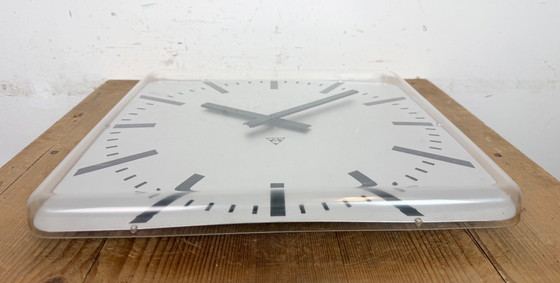 Image 1 of Horloge murale de bureau carrée vintage de Pragotron, années 1980