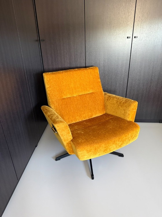 Image 1 of Conform Recliner