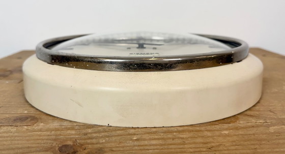 Orologio da parete industriale beige di fabbrica Siemens Austria, anni '60 – Vetro, Ferro (photo 9 of 17)
