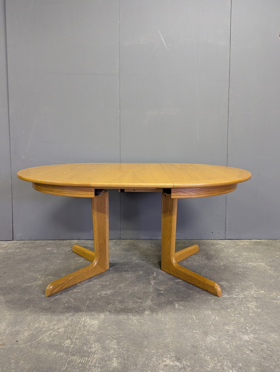 Image 1 of Round Scandinavian dining table, extendable, 110-190cm