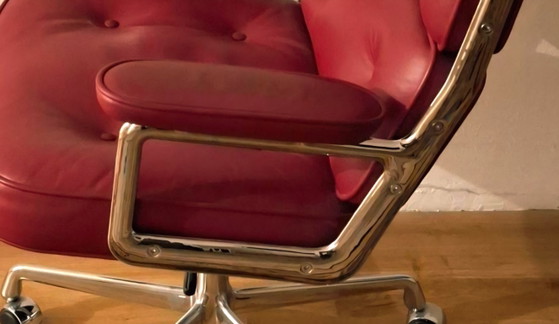 Eames Lobby chair ES104 burgundy – Charles Eames, Swivel chairs, Leather (photo 5 of 5)