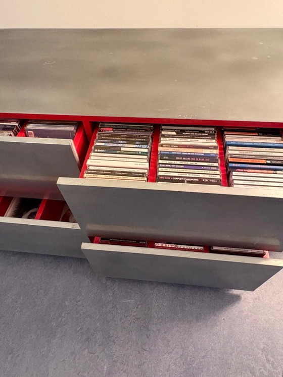 Image 1 of Zinc coulé avec art rouge Arno Kortschot Meuble CD