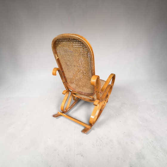 Image 1 of Vintage Thonet-stijl gebogen houten schommelstoel – ca. 1970