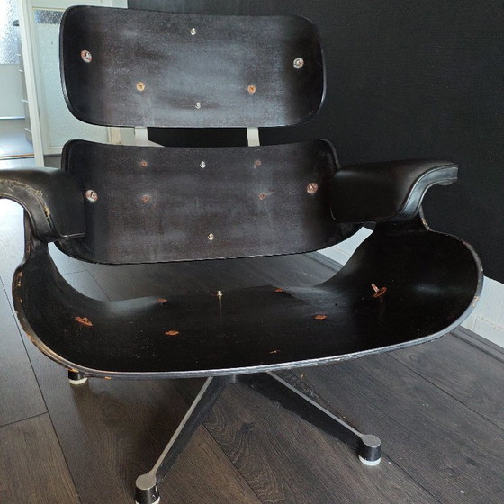 Image 1 of Eames Lounge Chair Herman Miller by Vitra Opknapper