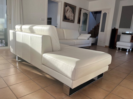 Image 1 of Rolf Benz EGO Ecksofa in weißem Leder mit zwei passenden Hockern – Neuwertiger Zustand