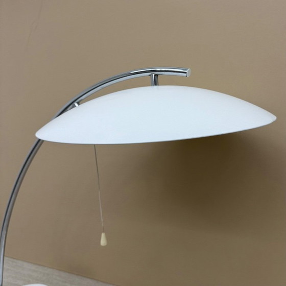 Tafellamp met gebogen arm en witte kap, Ikea, Tafellampen, Metaal, Chroom, Modern (foto 9 van 15)