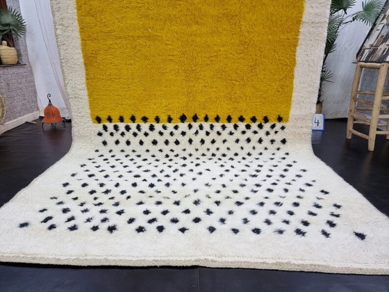 Image 1 of Tappeto berbero marocchino tradizionale, fatto a mano, di colore giallo, 150/250 cm.