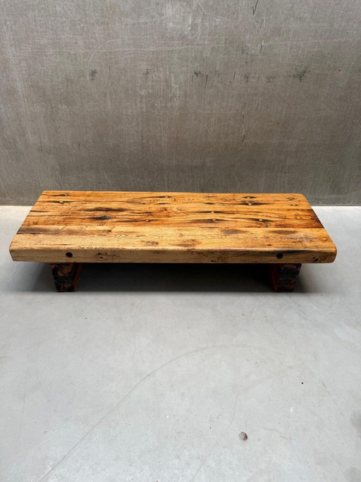 Couchtisch im brutalistischen Wabi-Sabi-Stil