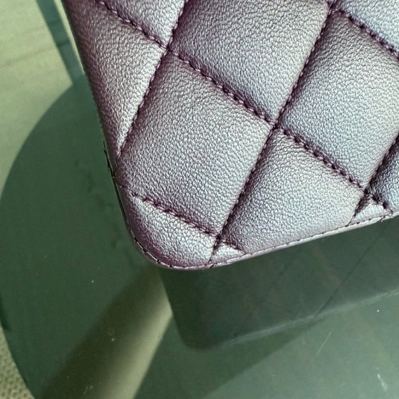 Image 1 of Borsa Chanel Classic Flap Medium - 25 cm in pelle di agnello trapuntata viola con finiture nere, serie 15