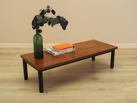 Dänischer Couchtisch mit furnierter Platte auf Metallbeinen, 1960er Jahre – Couchtische, Wood (photo 5 of 8)