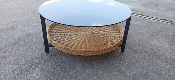 Image 1 of Vintage ronde glazen, metalen en rotan salontafel