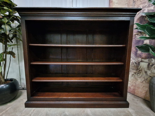 Klassisches dunkles niedriges Bücherregal, Beistelltisch, Wandkonsole. 141x38cm und 122cm hoch.
