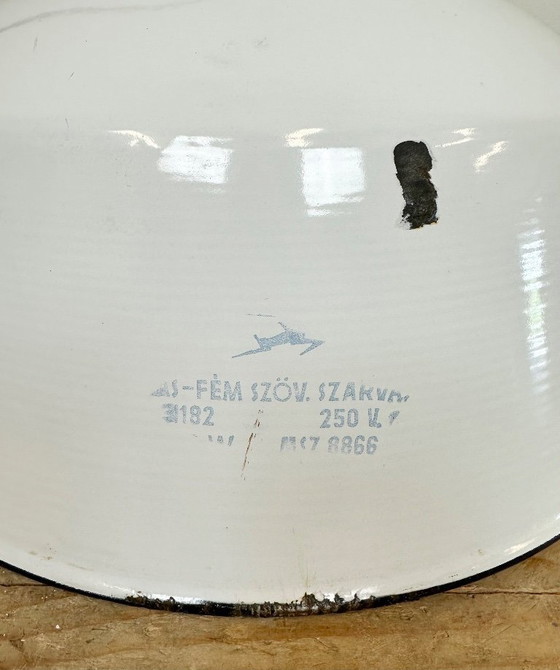 Image 1 of Industrielle Pendelleuchte aus weißem Emaille und Gusseisen, 1960er Jahre