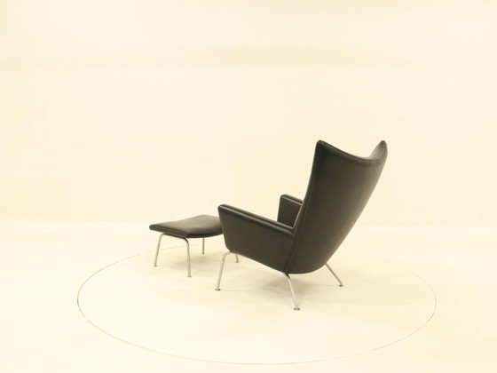 Image 1 of Poltrona Wing e pouf coordinato – CH445 e CH446 – di Hans Wegner