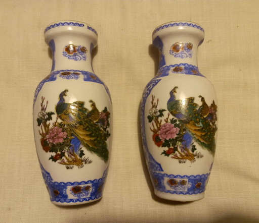 Hermoso par de jarrones decorativos asiáticos.