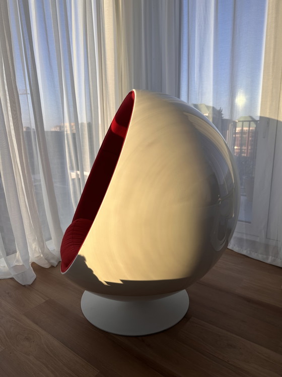 Fauteuil Ball d'Eero Aarnio en rouge classique – Chaises pivotantes, Aluminium, Fiberglass (photo 3 of 5)