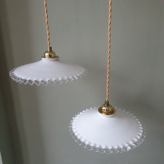 Image 1 of Set di 2 lampade a sospensione francesi in vetro opalino degli anni '30. Modello Piecrust.