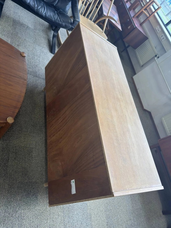 Buffet danois en chêne clair avec porte coulissante et quatre tiroirs. – Armoires de rangement, Vintage (photo 10 of 11)