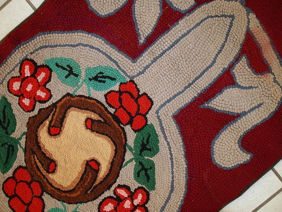 Image 1 of Handgemaakt antiek Amerikaans gehaakt tapijt 2,2' x 4,4' (67 cm x 135 cm) jaren 1930 - 1C341