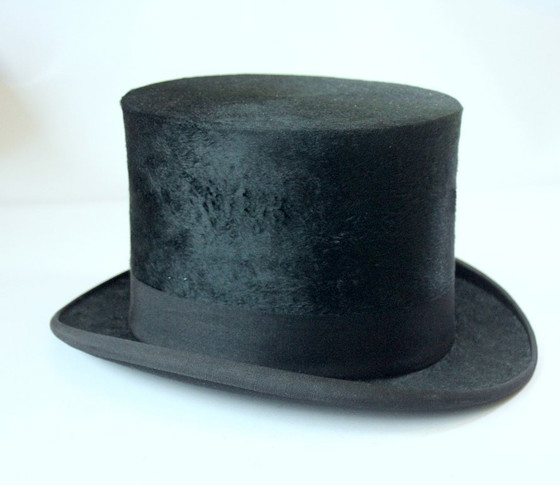 Image 1 of Sombrero de copa con sombrerera original y cojín de terciopelo