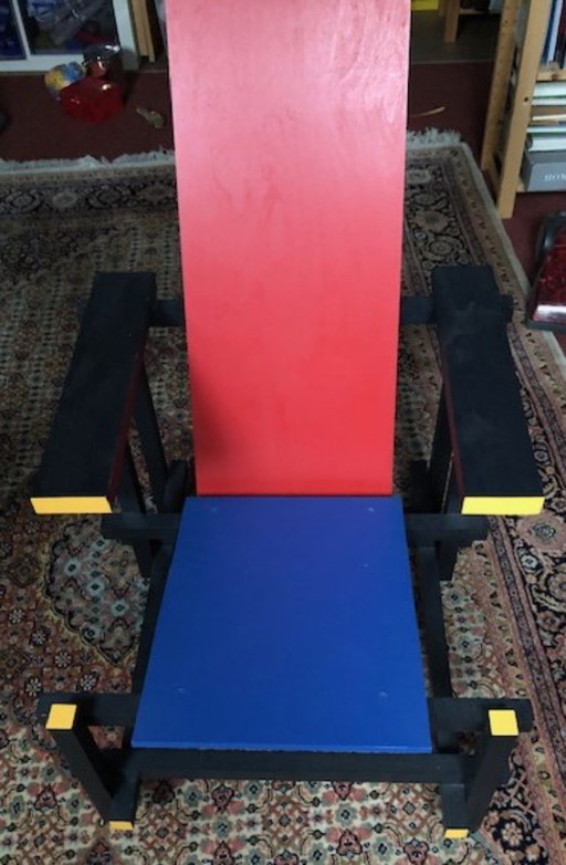 Replik von Rietveld Stuhl, Rot und Blau, sehr genau nachgebildet.