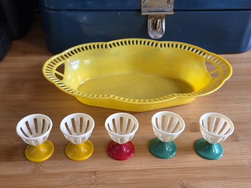 Vintage Eierbecher-Set aus den 1960er Jahren in gelbem Korb - Retro
