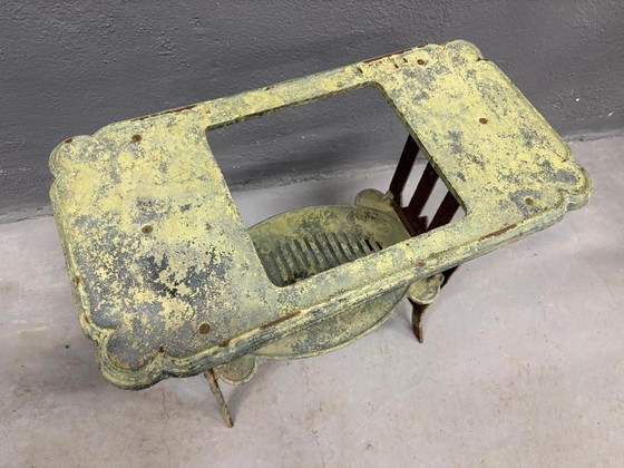 Image 1 of Vintage metalen tafel met geïntegreerd openingsmechanisme en onderste plank.