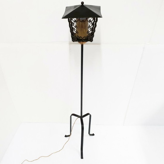 Image 1 of Vintage Franse staande lamp op driepoot, jaren 50, rockabilly-stijl, geperforeerd metaal, staal en messing.