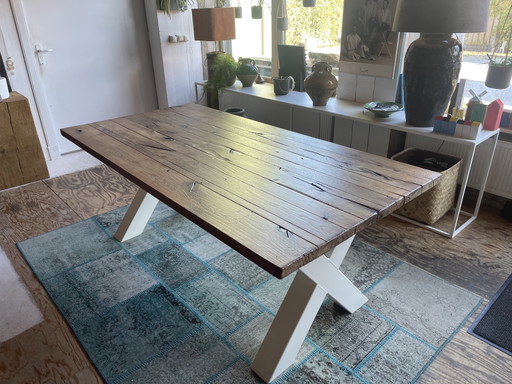 Table de salle à manger en chêne massif. 495 €