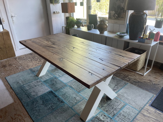 Image 1 of Mesa de comedor robusta de roble. 495 €.