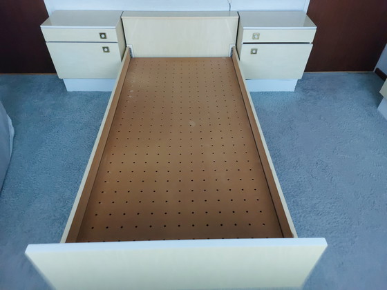 Image 1 of Lit simple vintage avec tables de chevet et coiffeuse