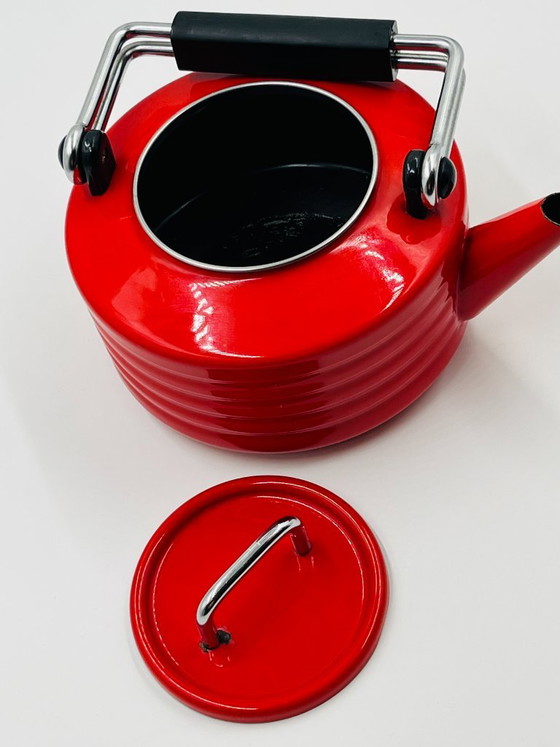 Modernistischer roter emaillierter Blechkessel – Küchenzubehör, Metal (photo 9 of 11)