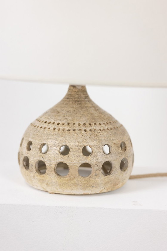 Image 1 of Georges Pelletier. Opengewerkte en geglazuurde terracotta lamp. Circa 1960-70.