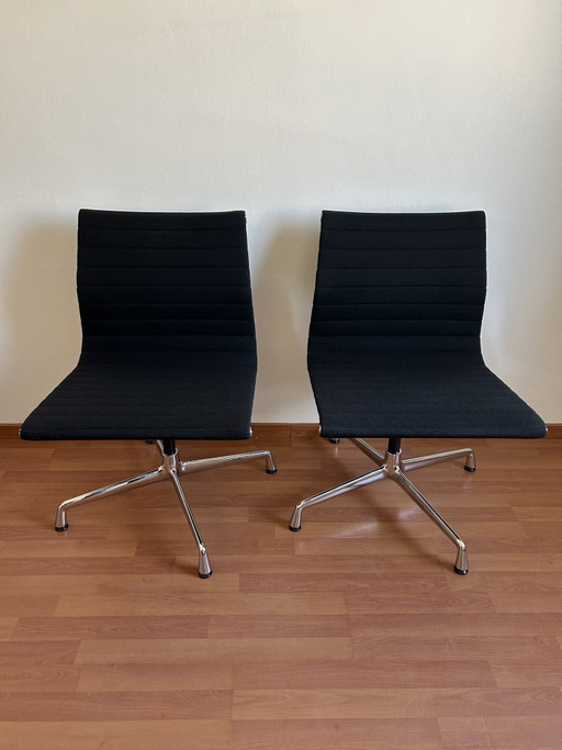 2 chaises pivotantes Vitra Eames EA 108