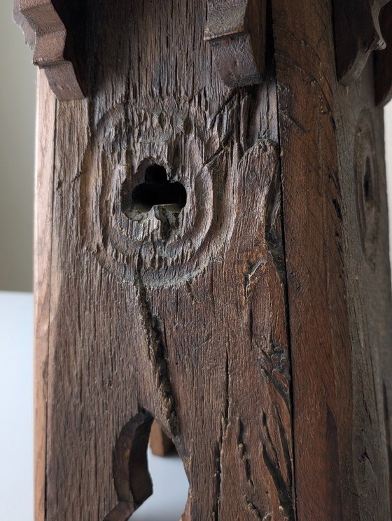 Image 1 of Taburete monástico de roble con pedestal y perforaciones de trébol, estilo neogótico francés, década de 1900.