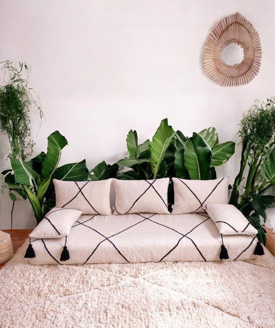 Image 1 of Handgemaakte Marokkaanse vloerbank – Bjaad-wol, Berber-design