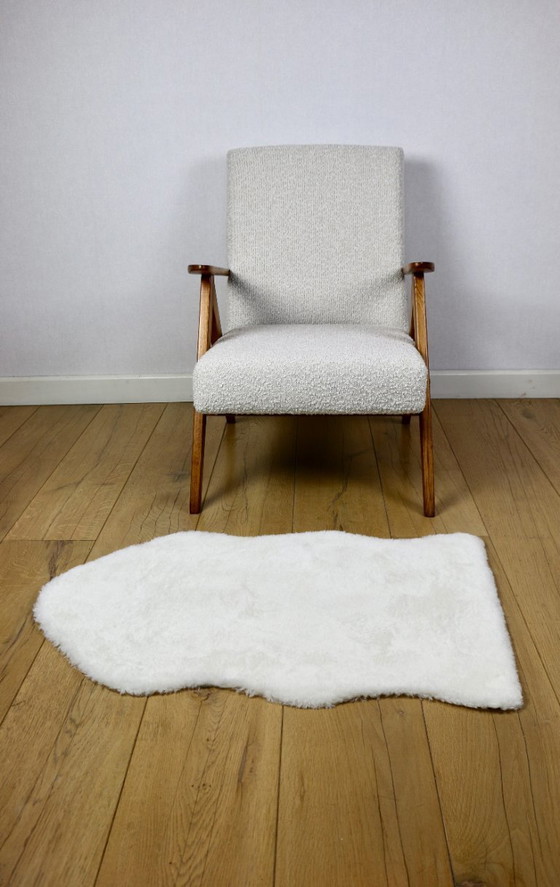 Image 1 of Fauteuil vintage B-310 VAR blanc structure bouclé années 1970 - bois couleur hêtre