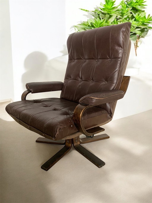 Fauteuil basculant tournant, structure bois courbé, assise cuir marron, Design scandinave ca 1970