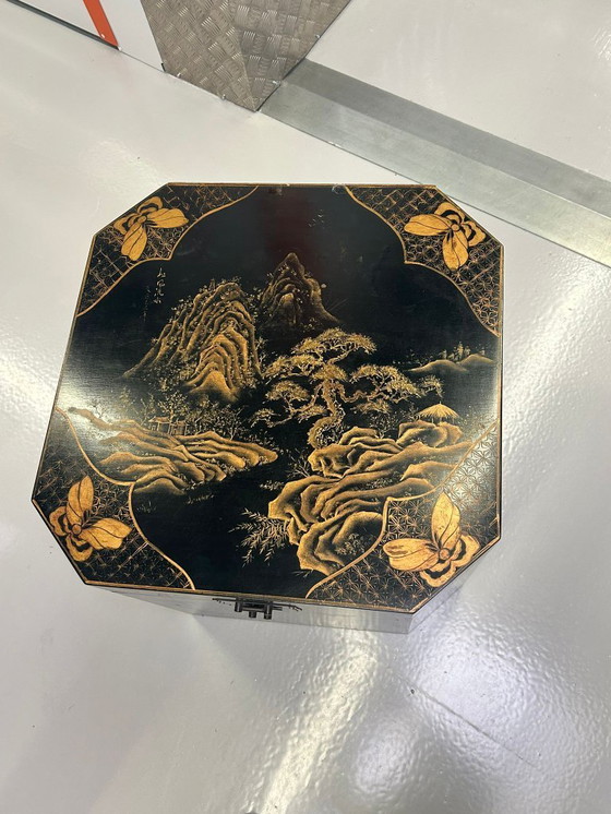 Image 1 of Zwei antike asiatische achteckige Lacktruhen mit goldfarbenen Abbildungen.