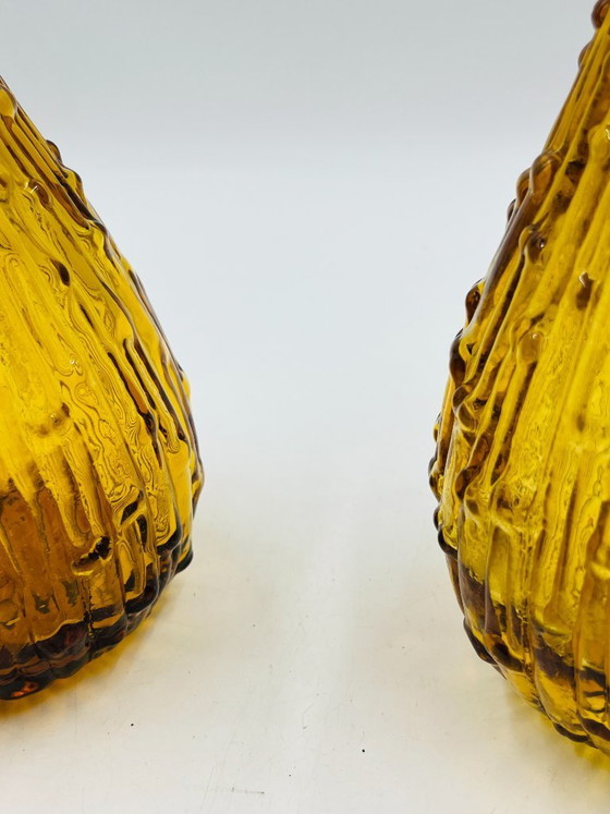Image 1 of Set van twee vintage Empoli-flessen van getextureerd amberkleurig glas.