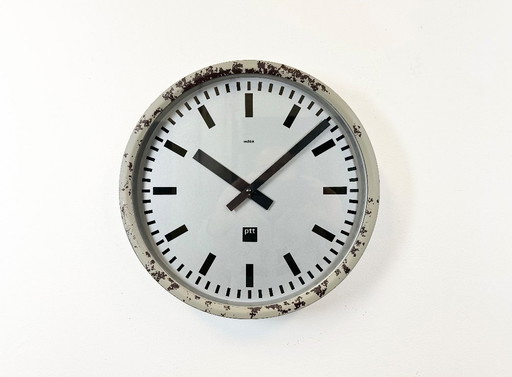 Reloj de pared de estación industrial gris de Nedklok, 1960