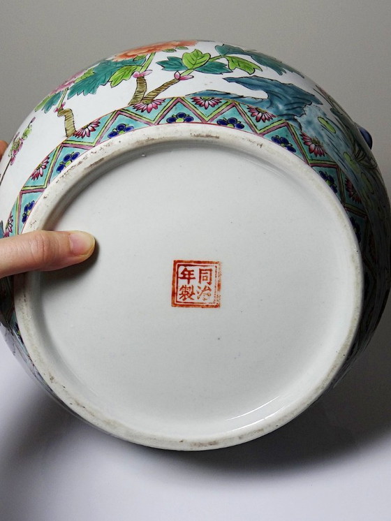 Image 1 of Grand pot couvert en porcelaine de Chine, décor famille rose floral, XXe siècle