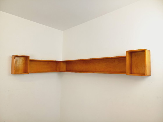 Image 1 of Vintage houten hoekwandplank uit de jaren 60/70